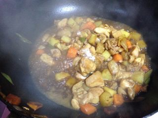 11、鸡丁炒土豆,开加入适量水煮开2-3分钟