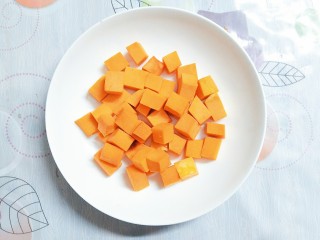 2、小米南瓜百合银耳粥,然后把南瓜切成颗粒状！