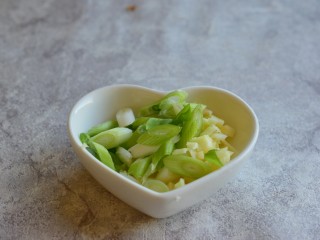 3、茄子肉末打卤面,蒜切末,葱切葱花