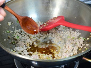 9、茄子肉末打卤面,加生抽,炒匀