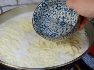 15、茄子肉末打卤面,水开后,加入半碗凉水,再次烧开加半碗水,一共加3次水,面条就熟了