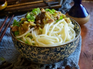 17、茄子肉末打卤面,将面条夹出来,放上茄子肉末卤、香菜即可