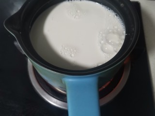 3、手工酸奶,牛奶放入锅中加热到40度左右，大概就是温热不烫的感觉