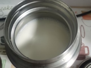 4、手工酸奶,把热好的牛奶放入提前预热的焖烧杯中