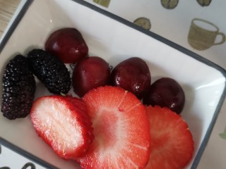 9、手工酸奶,准备水果切好