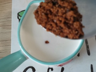 11、手工酸奶,在取一勺红糖放入酸奶中