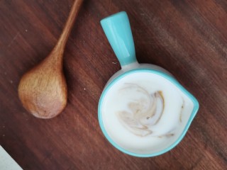 12、手工酸奶,搅拌均匀做一个红糖酸奶