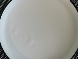 13、手工酸奶,在把酸奶到入一个平口的容器中