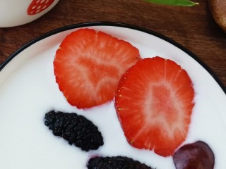 14、手工酸奶,放上准备好的水果做一个果味的酸奶