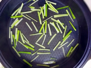 1、特色干拌面,芥蓝切丝，锅中加入凉水烧开水焯芥蓝2分钟，然后捞出备用；