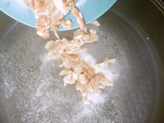 3、特色干拌面,锅中加入凉水，瘦肉切丝炒3分钟，捞出备用；