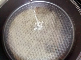 4、特色干拌面,锅加热，加入凉水；