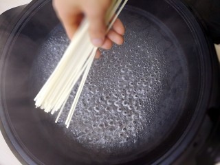 5、特色干拌面,水烧开，加入面条，煮大约3分钟；