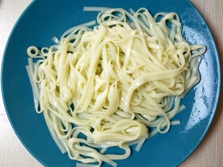 6、特色干拌面,捞出煮好的面条，水龙头过凉水，沥干水分；