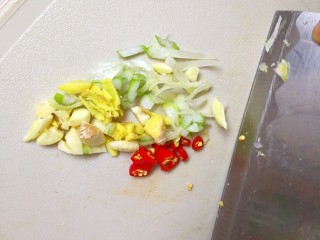 7、特色干拌面,葱姜蒜、朝天椒切沫；