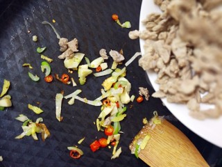 9、特色干拌面,加入水焯过的瘦猪肉，不停翻炒；