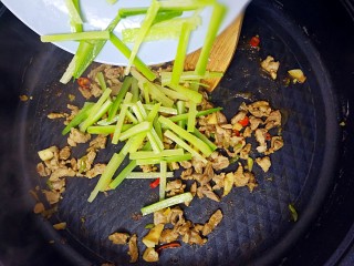 12、特色干拌面,锅中加入水焯的芥蓝；