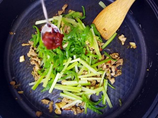 14、特色干拌面,再加入一勺豆瓣酱；