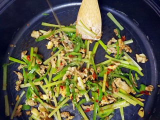 15、特色干拌面,不停的翻炒；