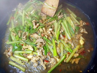 16、特色干拌面,加入凉水烧开，再加入胡椒粉、花椒粉、鸡精，搅拌均匀；