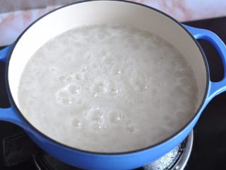 3、日式鸡肉饭,水开后转为小火。