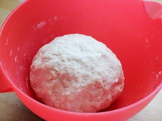 2、十味 多汁猪肉煎饺,再加些冷水,约20-50克,揉成湿软的面团,不见干粉就行,静置15分钟。