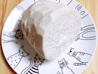 2、香芋奶茶,将芋头洗净去皮。