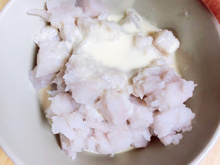 12、香芋奶茶,取半碗芋头，放入淡奶油。