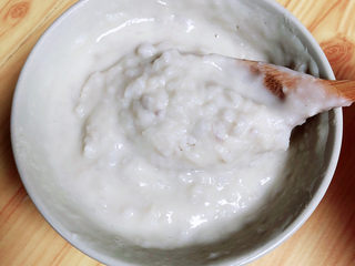 13、香芋奶茶,将芋头淡奶泥做好后，盛入杯子。大约放2/5杯芋泥即可。