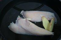 3、春日花生酱清爽意面,鸡胸肉太大块可以切成两片以缩短烹饪时间。冷水下锅，加两片姜片，一盖子料酒煮熟即可。