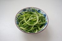 5、春日花生酱清爽意面,荷兰黄瓜用盐搓洗干净刨丝。按照有趣的原则也可以切片，刮长条，你喜欢就好！