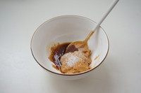 6、春日花生酱清爽意面,碗里舀入一大勺四季宝柔滑花生酱，加一咪咪食用盐，一小勺生抽，半小勺白糖，加两勺热水。（热水可以慢慢添加，以防止酱汁太稀）