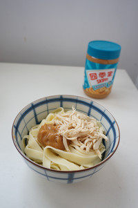 11、春日花生酱清爽意面,面碗里加一大勺调制好的意面酱，夹一大筷子鸡丝，搅拌均匀。