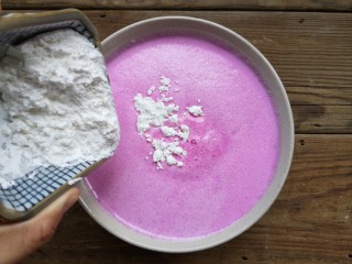 5、火龙果椰蓉奶冻,再加30克玉米淀粉。