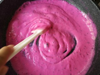 9、火龙果椰蓉奶冻,一直加热搅拌至出现的纹理不会立刻消失。