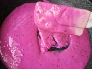 10、火龙果椰蓉奶冻,用硅胶刀提起能挂旗状态，即可关火。