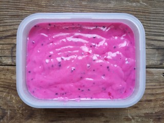 12、火龙果椰蓉奶冻,将搅拌挂旗的火龙果牛奶倒入盒中，冷却后，扣盖放入冰箱冷藏室，冷藏2-3小时以上。