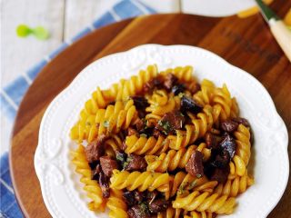 13、香菇肉酱意面,装盘，食用时可撒入适量欧芹。 