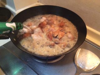13、江湖中失传已久的红烧肉,再加入一玻璃瓶的水啤酒和水1比1