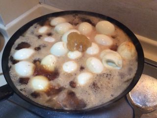 15、江湖中失传已久的红烧肉,把你准备的鸡蛋全部加进去我比较喜欢吃鸡蛋所以我放了20個蛋。，你们可以自己调整的。再放一块小冰糖。