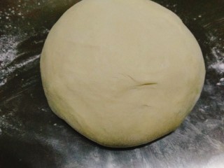 6、奶香吐司,从厨师机拿出来,如果有点黏,再案板上撒些许面粉,不能太多,会影响内部组织。