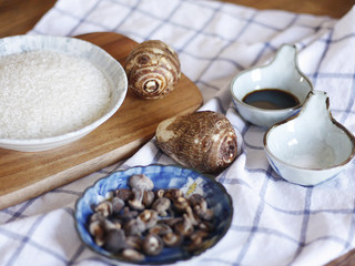 1、芋头香菇焖饭，没有下饭菜也能吃一碗,首先准备好整道工序的所需食材