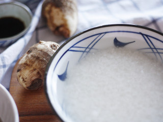 2、芋头香菇焖饭，没有下饭菜也能吃一碗,我们先来将大米冲洗干净，然后完全浸泡在水中大约30min，让米粒充分吸收水分