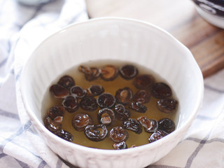 3、芋头香菇焖饭，没有下饭菜也能吃一碗,干香菇温水浸泡约10min，软化后即可捞出滤干，家中有新鲜香菇的直接将香菇洗净切片备用。