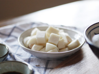4、芋头香菇焖饭，没有下饭菜也能吃一碗,芋头洗净，削皮后切成差不多大小的芋头块儿，放置一旁备用。