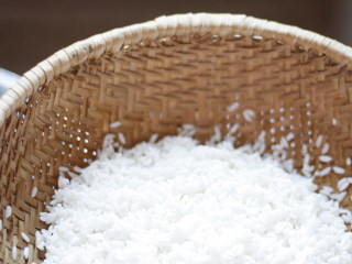 5、芋头香菇焖饭，没有下饭菜也能吃一碗,泡好的大米，再次冲洗一下后沥干水分备用