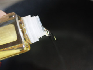 6、芋头香菇焖饭，没有下饭菜也能吃一碗,取不粘锅，倒入一点植物油，不用太多哦