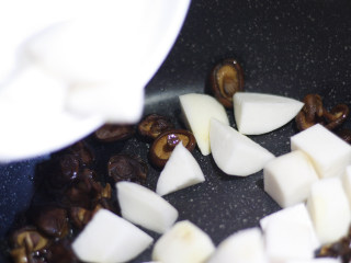 7、芋头香菇焖饭，没有下饭菜也能吃一碗,小火将油烧热后放入泡好的香菇翻炒一下，然后再将芋头倒入，继续翻炒