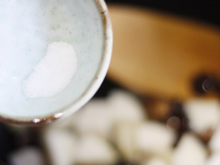 8、芋头香菇焖饭，没有下饭菜也能吃一碗,在锅中加入一点盐，不用多的，稍微调下味