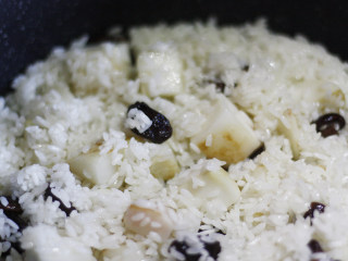 9、芋头香菇焖饭，没有下饭菜也能吃一碗,将大米全部倒入，翻炒均匀